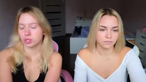 stefany_and_bettany online show from October 2025 11:32:02 AM