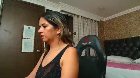 Estella online show from September 2025 07:35:02 PM