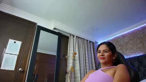 Estella online show from October 2025 09:57:02 PM