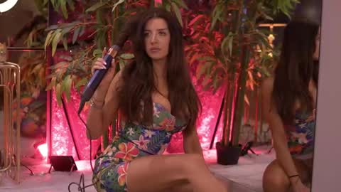 Snapshot of stephierouse chatting on May 2026 07:06:01 AM Steph online show from May 2026 07:06:01 AM