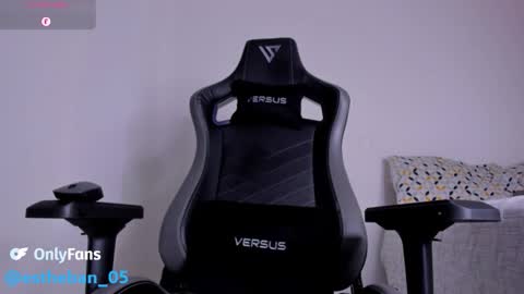 Esteban online show from September 2025 03:40:01 AM