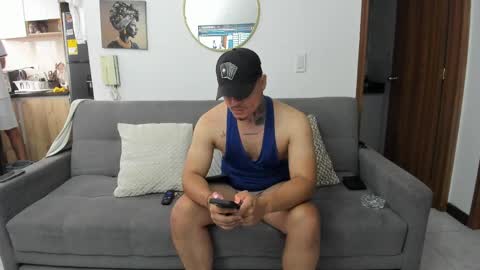 Snapshot of straight__friends chatting on May 2026 02:01:02 PM straight__friends online show from May 2026 02:01:02 PM