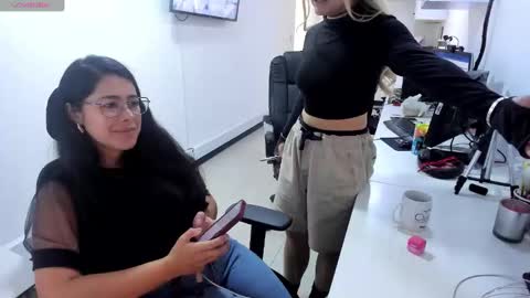 studcb_ online show from November 2025 06:51:01 PM