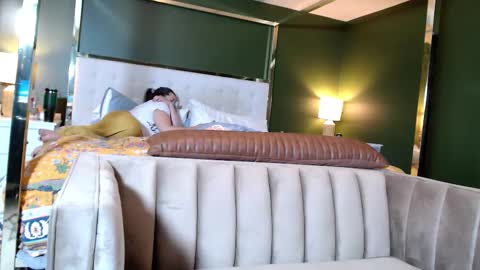 Suburban Moxxxie online show from October 2025 07:40:02 AM