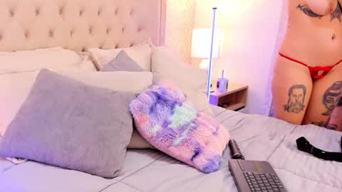 Luna  online show from November 2025 08:21:01 PM