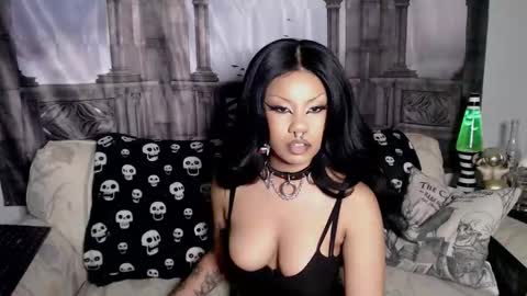 Suede Bones online show from November 2025 10:21:01 PM