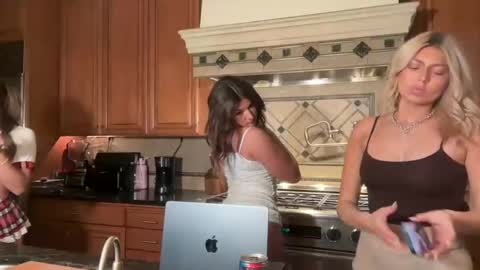 Snapshot of summerclarke2 chatting on October 2025 06:43:01 AM summerclarke2 online show from October 2025 06:43:01 AM