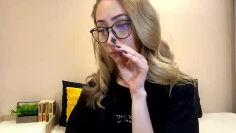 Snapshot of sun_under_dark chatting on December 2025 10:21:02 AM Lexi online show from December 2025 10:21:02 AM