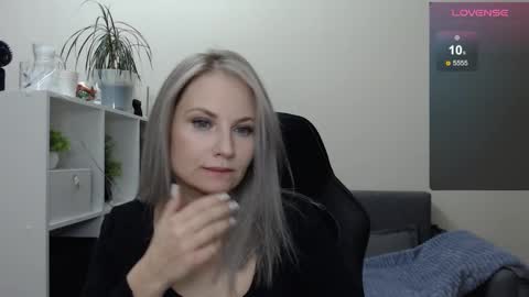 Snapshot of sunny_bunny6 chatting on January 2025 09:43:01 PM Naomi online show from January 2025 09:43:01 PM