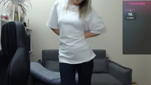 Snapshot of sunny_bunny6 chatting on February 2025 01:00:02 PM Naomi online show from February 2025 01:00:02 PM