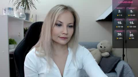 Snapshot of sunny_bunny6 chatting on October 2025 06:00:02 AM Naomi online show from October 2025 06:00:02 AM