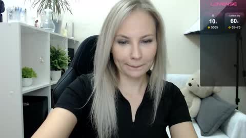 Snapshot of sunny_bunny6 chatting on October 2025 04:57:01 AM Naomi online show from October 2025 04:57:01 AM