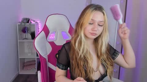 Snapshot of sunshine_angela chatting on October 2025 02:29:01 PM ANGELA online show from October 2025 02:29:01 PM