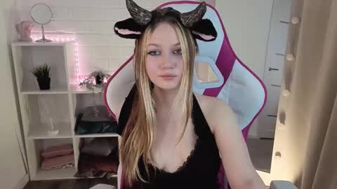 Snapshot of sunshine_angela chatting on November 2025 02:39:02 PM ANGELA online show from November 2025 02:39:02 PM