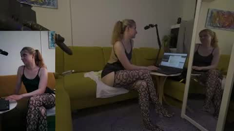 Snapshot of suzannexxxxxx chatting on May 2026 09:31:02 PM suzannexxxxxx online show from May 2026 09:31:02 PM