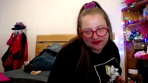 Snapshot of suziestardust chatting on March 2026 12:10:02 PM suzie stardust online show from March 2026 12:10:02 PM