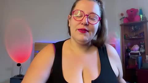 Snapshot of suziestardust chatting on May 2026 03:22:01 AM suzie stardust online show from May 2026 03:22:01 AM