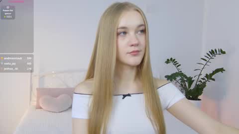 Suzi online show from October 2025 01:42:02 PM