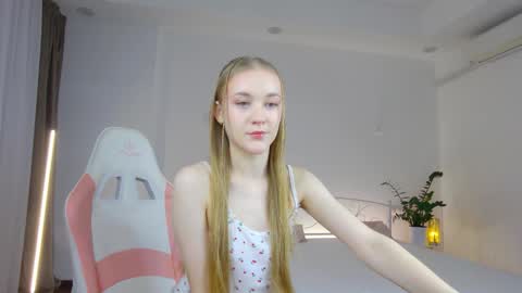 Suzi online show from November 2025 02:10:01 PM