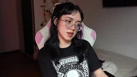 Snapshot of suzumi_ chatting on December 2024 04:42:01 PM Jadde online show from December 2024 04:42:01 PM