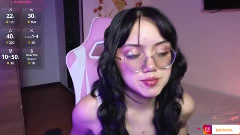 Snapshot of suzumi_ chatting on January 2025 06:35:01 PM Jadde online show from January 2025 06:35:01 PM