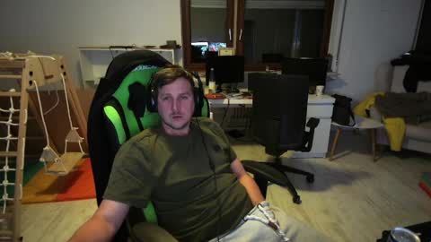 swaicy1990 online show from April 2026 11:13:01 PM