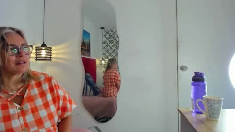 Carolina online show from September 2025 04:08:02 PM