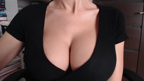 Snapshot of sweet_lil_thing chatting on October 2025 05:30:01 AM Jen online show from October 2025 05:30:01 AM