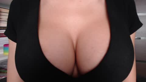 Snapshot of sweet_lil_thing chatting on November 2025 07:31:01 AM Jen online show from November 2025 07:31:01 AM