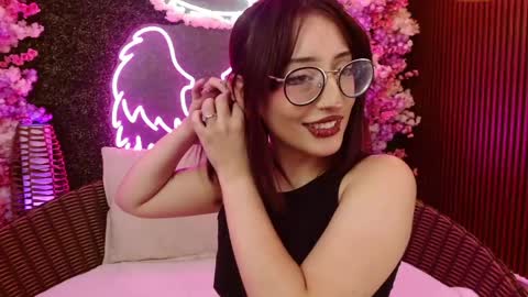 Roxanee online show from April 2026 09:20:01 PM