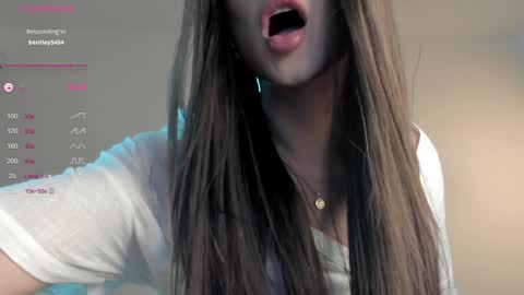 Snapshot of sweetest_bella chatting on December 2024 12:39:02 AM Bella online show from December 2024 12:39:02 AM