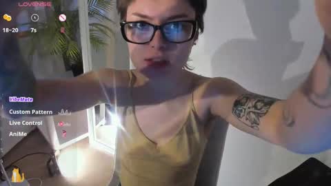 Snapshot of sweetheart_flower chatting on February 2025 01:02:01 AM Kira online show from February 2025 01:02:01 AM