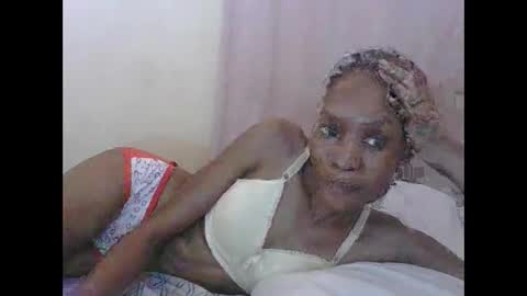 ESTHER online show from November 2025 02:00:01 PM