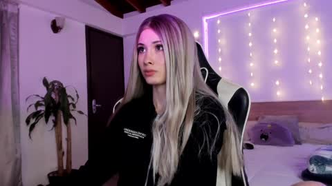 Cat independent model  online show from December 2024 05:33:02 AM