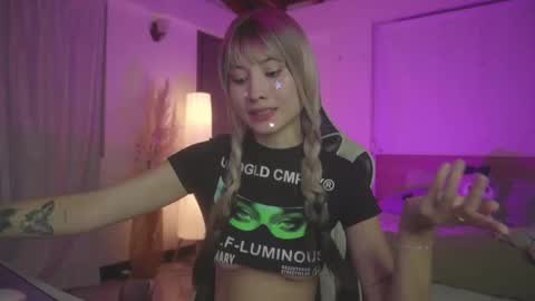 Cat independent model  online show from March 2025 04:41:02 AM