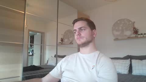 syl092 online show from December 2024 02:30:01 PM