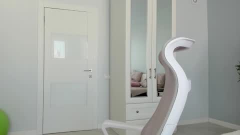 Mila online show from October 2025 08:37:01 AM