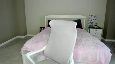 Mila online show from November 2025 08:47:01 AM