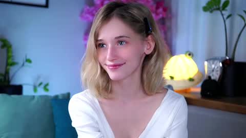 Mia online show from March 2025 04:54:02 AM