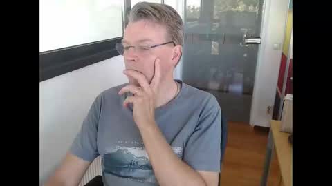 Snapshot of tall_dudenl chatting on April 2026 08:39:02 AM Tall daddy online show from April 2026 08:39:02 AM