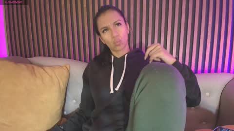 Tamy  online show from November 2025 01:04:01 PM