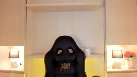 Tami online show from October 2025 08:00:02 PM