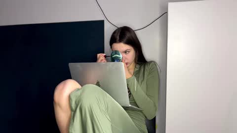 Kira online show from November 2025 06:57:01 AM