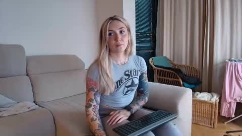 Snapshot of tattoobbgirl chatting on January 2026 04:11:01 PM tattoobbgirl online show from January 2026 04:11:01 PM