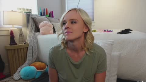 Snapshot of taylor_love_303 chatting on January 2025 05:52:02 PM Taylor -- online show from January 2025 05:52:02 PM