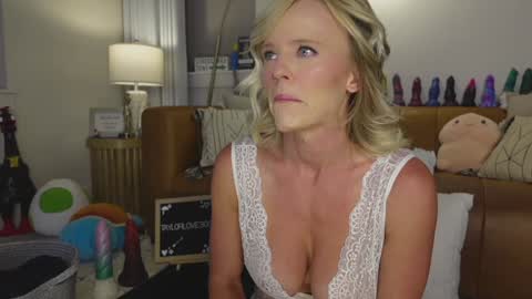 Snapshot of taylor_love_303 chatting on September 2025 10:18:01 AM Taylor -- online show from September 2025 10:18:01 AM