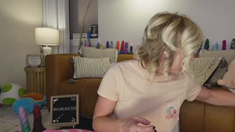 Snapshot of taylor_love_303 chatting on September 2025 10:09:02 AM Taylor -- online show from September 2025 10:09:02 AM