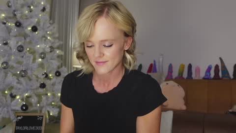 Snapshot of taylor_love_303 chatting on November 2025 11:25:01 AM Taylor -- online show from November 2025 11:25:01 AM