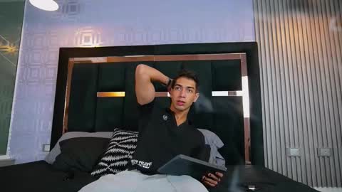 taylorsmiths_ online show from November 2025 03:17:01 AM