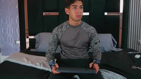 taylorsmiths_ online show from November 2025 03:06:01 AM